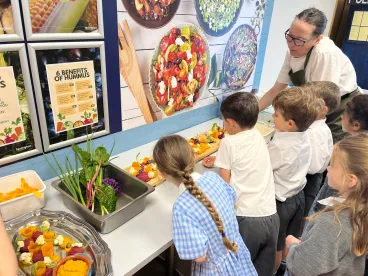school children discovering food